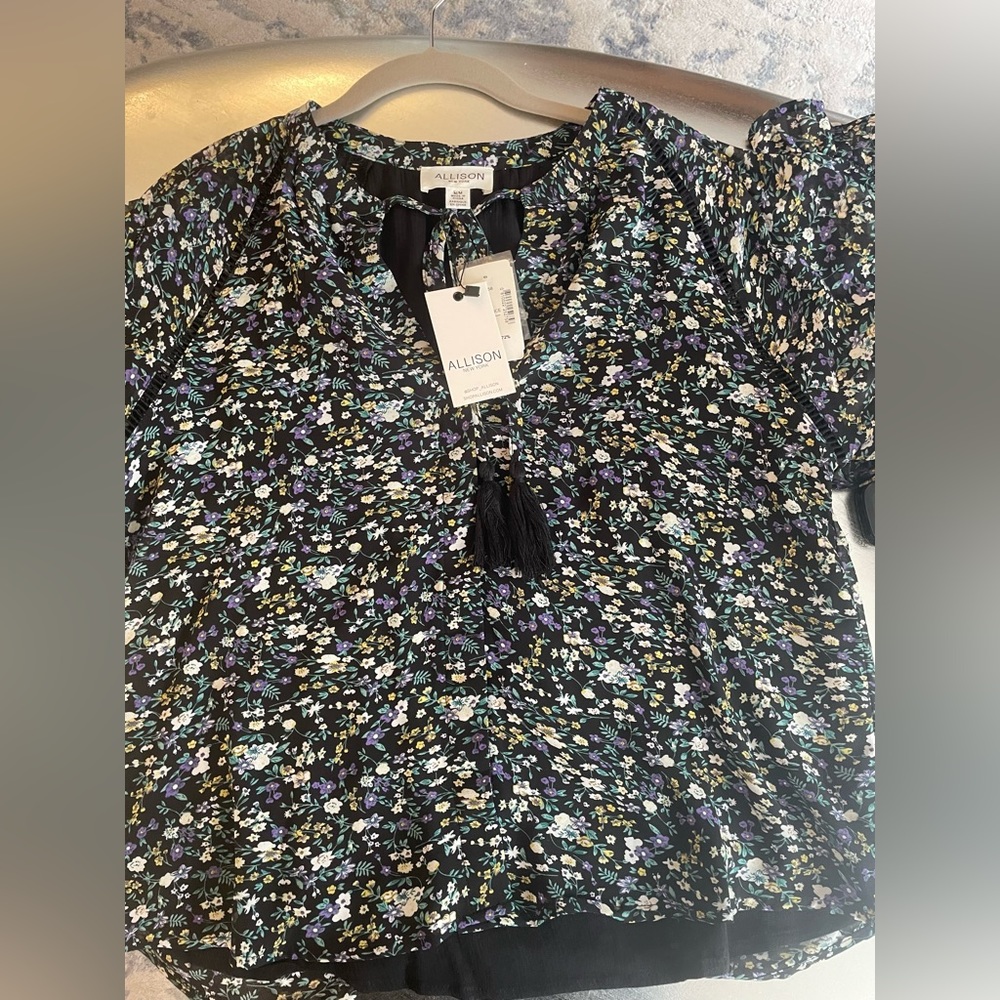 Allison NY black floral women’s medium short sleeve top. NWT